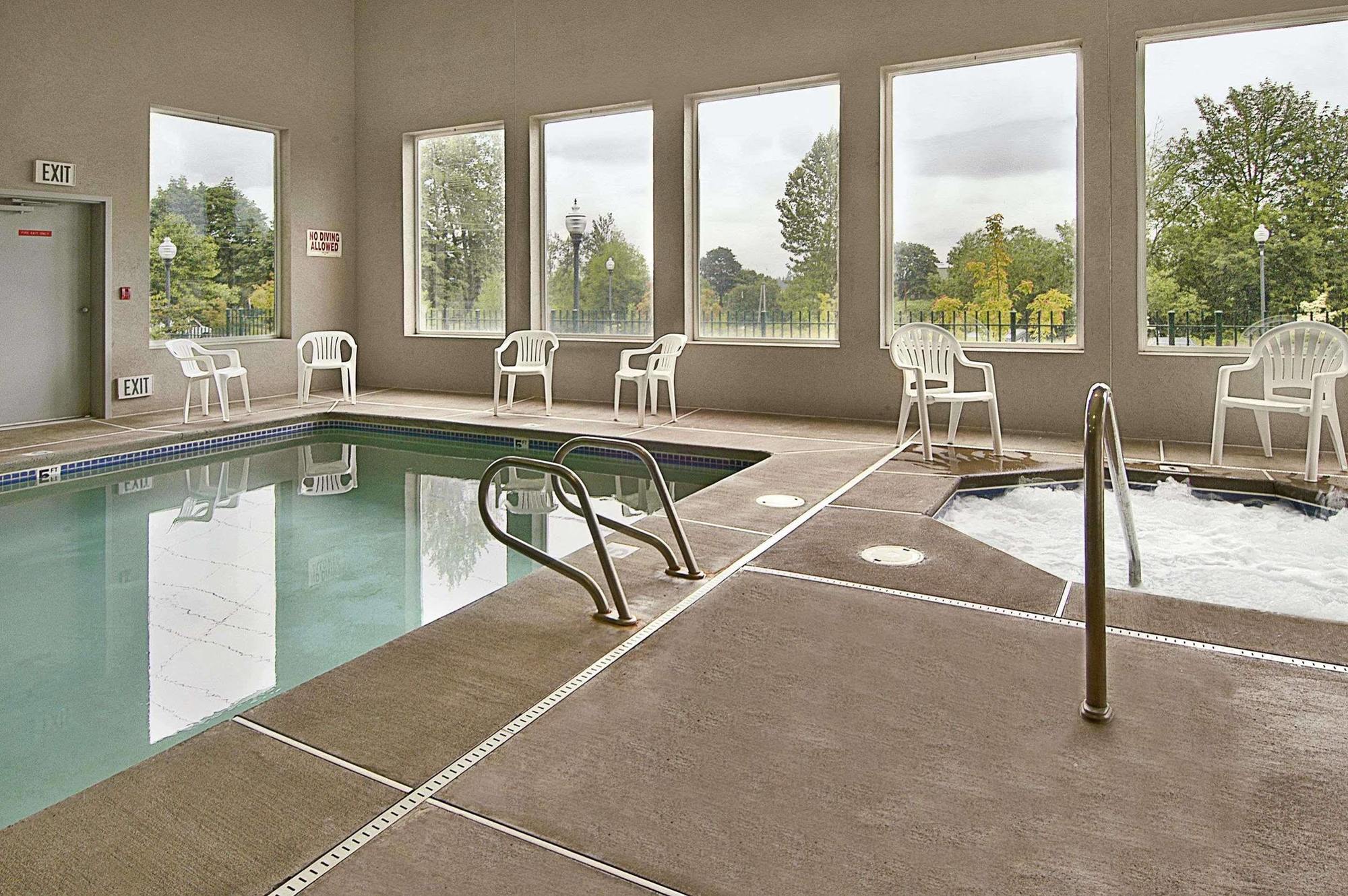 Super 8 By Wyndham Corvallis Bagian luar foto